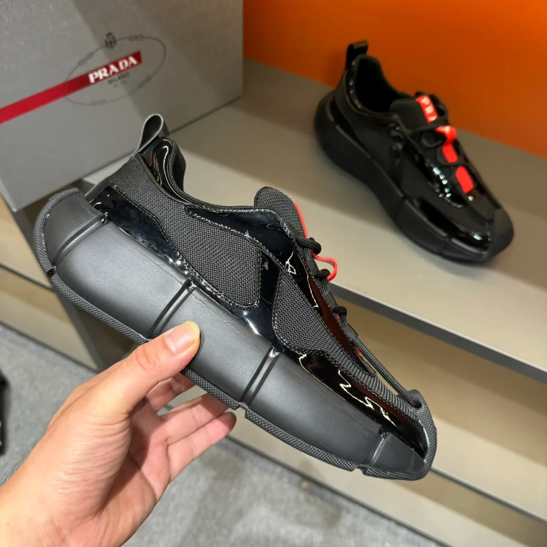 P460 PRADA/Prada men's lace-up leather casual sports shoes, the upper is made of cowhide leather and breathable mesh. It is soft, comfortable and breathable. The tongue is decorated with the PRADA brand letter logo. The thick rubber sole echoes the red label tongue. The style is fashionable and elegant. The details are carefully crafted. A casual sports shoe with a super western style and excellent breathability! Code number 38-45 (45 customized)